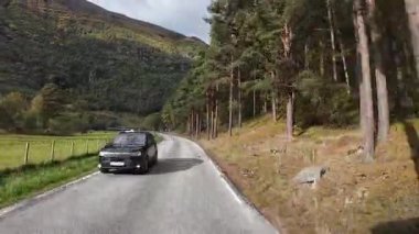 Lofoten Adaları, Norveç; 11 Eylül 2024: Norveç 'in Lofoten Adaları' ndaki bir sahil yolunda sürücünün resmi bakış açısı