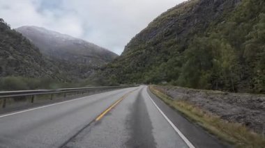 Lofoten Adaları, Norveç; 11 Eylül 2024: Norveç 'in Lofoten Adaları' ndaki bir sahil yolunda sürücünün resmi bakış açısı