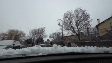 Palau De Cerdagne, Fransa; 24 Ocak 2026: Pirenes dağlarındaki bir köyden geçen karlı bir yoldan çekilen görüntüler