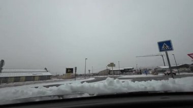 Palau De Cerdagne, Fransa; 24 Ocak 2026: Pirenes dağlarındaki bir köyden geçen karlı bir yoldan çekilen görüntüler