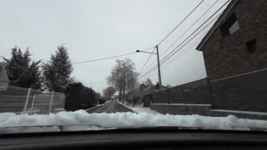 Palau De Cerdagne, Fransa; 24 Ocak 2026: Pirenes dağlarındaki bir köyden geçen karlı bir yoldan çekilen görüntüler