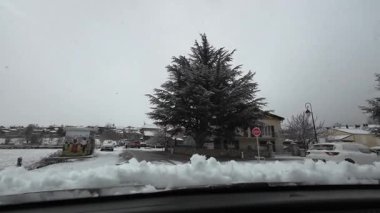 Palau De Cerdagne, Fransa; 24 Ocak 2026: Pirenes dağlarındaki bir köyden geçen karlı bir yoldan çekilen görüntüler