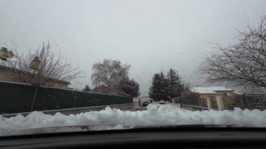 Palau De Cerdagne, Fransa; 24 Ocak 2026: Pirenes dağlarındaki bir köyden geçen karlı bir yoldan çekilen görüntüler