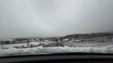 Palau De Cerdagne, Fransa; 24 Ocak 2026: Pirenes dağlarındaki bir köyden geçen karlı bir yoldan çekilen görüntüler