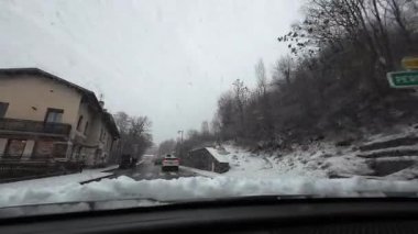 Palau De Cerdagne, Fransa; 24 Ocak 2026: Pirenes dağlarındaki bir köyden geçen karlı bir yoldan çekilen görüntüler