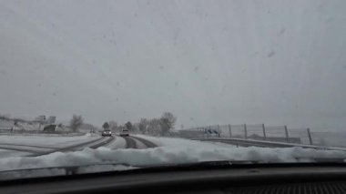 Palau De Cerdagne, Fransa; 24 Ocak 2026: Pirenes dağlarındaki bir köyden geçen karlı bir yoldan çekilen görüntüler