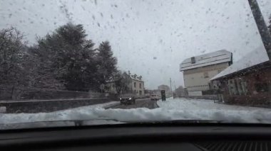 Palau De Cerdagne, Fransa; 24 Ocak 2026: Pirenes dağlarındaki bir köyden geçen karlı bir yoldan çekilen görüntüler