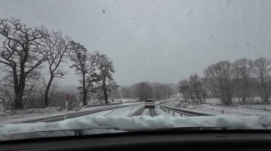 Palau De Cerdagne, Fransa; 24 Ocak 2026: Pirenes dağlarındaki bir köyden geçen karlı bir yoldan çekilen görüntüler