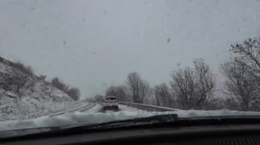 Palau De Cerdagne, Fransa; 24 Ocak 2026: Pirenes dağlarındaki bir köyden geçen karlı bir yoldan çekilen görüntüler