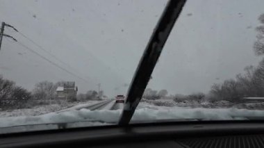 Palau De Cerdagne, Fransa; 24 Ocak 2026: Pirenes dağlarındaki bir köyden geçen karlı bir yoldan çekilen görüntüler