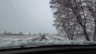 Palau De Cerdagne, Fransa; 24 Ocak 2026: Pirenes dağlarındaki bir köyden geçen karlı bir yoldan çekilen görüntüler