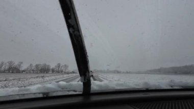 Palau De Cerdagne, Fransa; 24 Ocak 2026: Pirenes dağlarındaki bir köyden geçen karlı bir yoldan çekilen görüntüler