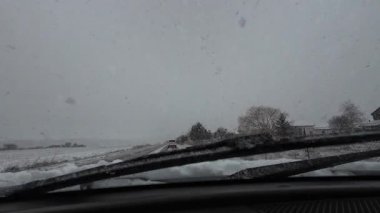 Palau De Cerdagne, Fransa; 24 Ocak 2026: Pirenes dağlarındaki bir köyden geçen karlı bir yoldan çekilen görüntüler