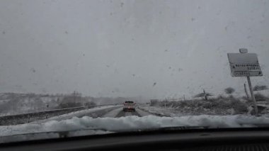 Palau De Cerdagne, Fransa; 24 Ocak 2026: Pirenes dağlarındaki bir köyden geçen karlı bir yoldan çekilen görüntüler