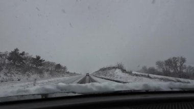 Palau De Cerdagne, Fransa; 24 Ocak 2026: Pirenes dağlarındaki bir köyden geçen karlı bir yoldan çekilen görüntüler