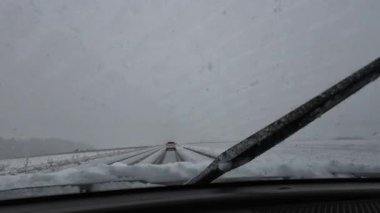 Palau De Cerdagne, Fransa; 24 Ocak 2026: Pirenes dağlarındaki bir köyden geçen karlı bir yoldan çekilen görüntüler