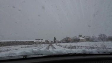 Palau De Cerdagne, Fransa; 24 Ocak 2026: Pirenes dağlarındaki bir köyden geçen karlı bir yoldan çekilen görüntüler