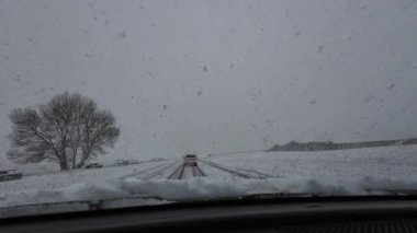 Palau De Cerdagne, Fransa; 24 Ocak 2026: Pirenes dağlarındaki bir köyden geçen karlı bir yoldan çekilen görüntüler