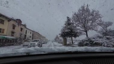 Palau De Cerdagne, Fransa; 24 Ocak 2026: Pirenes dağlarındaki bir köyden geçen karlı bir yoldan çekilen görüntüler