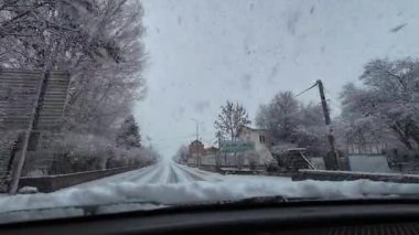 Palau De Cerdagne, Fransa; 24 Ocak 2026: Pirenes dağlarındaki bir köyden geçen karlı bir yoldan çekilen görüntüler