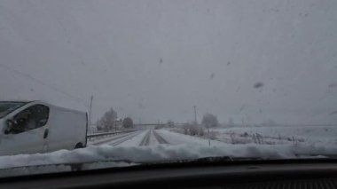 Palau De Cerdagne, Fransa; 24 Ocak 2026: Pirenes dağlarındaki bir köyden geçen karlı bir yoldan çekilen görüntüler