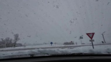 Palau De Cerdagne, Fransa; 24 Ocak 2026: Pirenes dağlarındaki bir köyden geçen karlı bir yoldan çekilen görüntüler