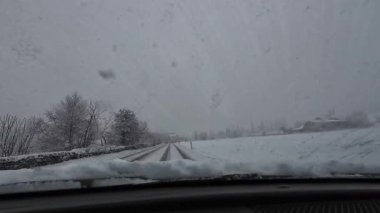 Palau De Cerdagne, Fransa; 24 Ocak 2026: Pirenes dağlarındaki bir köyden geçen karlı bir yoldan çekilen görüntüler