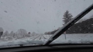 Palau De Cerdagne, Fransa; 24 Ocak 2026: Pirenes dağlarındaki bir köyden geçen karlı bir yoldan çekilen görüntüler