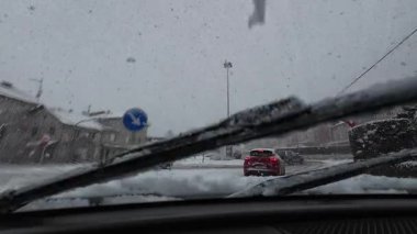 Palau De Cerdagne, Fransa; 24 Ocak 2026: Pirenes dağlarındaki bir köyden geçen karlı bir yoldan çekilen görüntüler