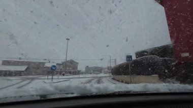 Palau De Cerdagne, Fransa; 24 Ocak 2026: Pirenes dağlarındaki bir köyden geçen karlı bir yoldan çekilen görüntüler