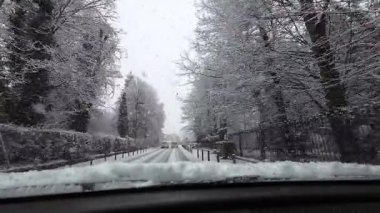 Palau De Cerdagne, Fransa; 24 Ocak 2026: Pirenes dağlarındaki bir köyden geçen karlı bir yoldan çekilen görüntüler