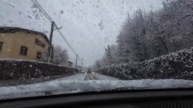 Palau De Cerdagne, Fransa; 24 Ocak 2026: Pirenes dağlarındaki bir köyden geçen karlı bir yoldan çekilen görüntüler