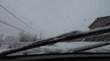 Palau De Cerdagne, Fransa; 24 Ocak 2026: Pirenes dağlarındaki bir köyden geçen karlı bir yoldan çekilen görüntüler