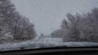 Palau De Cerdagne, Fransa; 24 Ocak 2026: Pirenes dağlarındaki bir köyden geçen karlı bir yoldan çekilen görüntüler