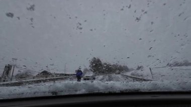 Palau De Cerdagne, Fransa; 24 Ocak 2026: Pirenes dağlarındaki bir köyden geçen karlı bir yoldan çekilen görüntüler