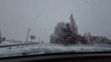 Palau De Cerdagne, Fransa; 24 Ocak 2026: Pirenes dağlarındaki bir köyden geçen karlı bir yoldan çekilen görüntüler