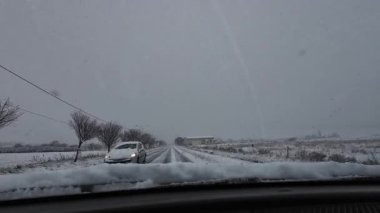 Palau De Cerdagne, Fransa; 24 Ocak 2026: Pirenes dağlarındaki bir köyden geçen karlı bir yoldan çekilen görüntüler