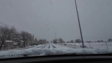 Palau De Cerdagne, Fransa; 24 Ocak 2026: Pirenes dağlarındaki bir köyden geçen karlı bir yoldan çekilen görüntüler