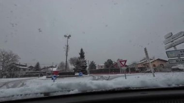 Palau De Cerdagne, Fransa; 24 Ocak 2026: Pirenes dağlarındaki bir köyden geçen karlı bir yoldan çekilen görüntüler