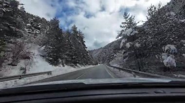 Palau De Cerdagne, Fransa; 24 Ocak 2026: Pirenes dağlarındaki bir köyden geçen karlı bir yoldan çekilen görüntüler