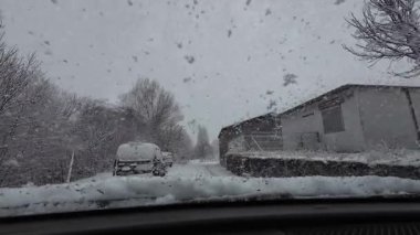 Palau De Cerdagne, Fransa; 24 Ocak 2026: Pirenes dağlarındaki bir köyden geçen karlı bir yoldan çekilen görüntüler