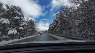 Palau De Cerdagne, Fransa; 24 Ocak 2026: Pirenes dağlarındaki bir köyden geçen karlı bir yoldan çekilen görüntüler