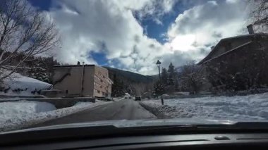 Palau De Cerdagne, Fransa; 24 Ocak 2026: Pirenes dağlarındaki bir köyden geçen karlı bir yoldan çekilen görüntüler