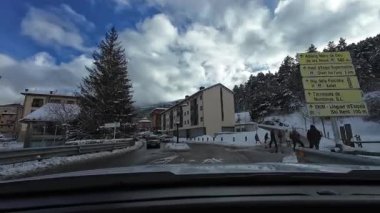 Palau De Cerdagne, Fransa; 24 Ocak 2026: Pirenes dağlarındaki bir köyden geçen karlı bir yoldan çekilen görüntüler