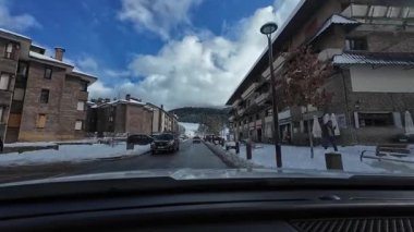Palau De Cerdagne, Fransa; 24 Ocak 2026: Pirenes dağlarındaki bir köyden geçen karlı bir yoldan çekilen görüntüler