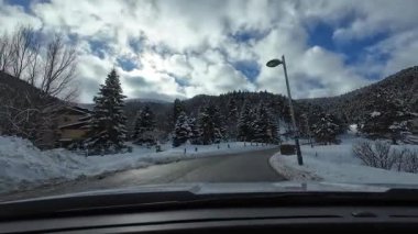 Palau De Cerdagne, Fransa; 24 Ocak 2026: Pirenes dağlarındaki bir köyden geçen karlı bir yoldan çekilen görüntüler