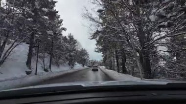 Palau De Cerdagne, Fransa; 24 Ocak 2026: Pirenes dağlarındaki bir köyden geçen karlı bir yoldan çekilen görüntüler