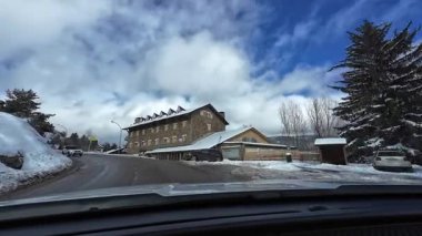 Palau De Cerdagne, Fransa; 24 Ocak 2026: Pirenes dağlarındaki bir köyden geçen karlı bir yoldan çekilen görüntüler