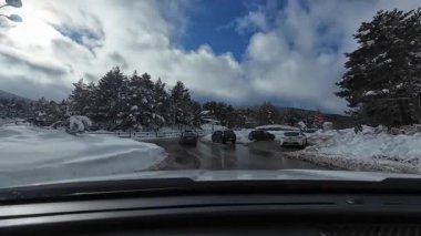 Palau De Cerdagne, Fransa; 24 Ocak 2026: Pirenes dağlarındaki bir köyden geçen karlı bir yoldan çekilen görüntüler