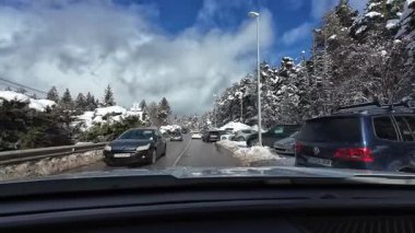 Palau De Cerdagne, Fransa; 24 Ocak 2026: Pirenes dağlarındaki bir köyden geçen karlı bir yoldan çekilen görüntüler